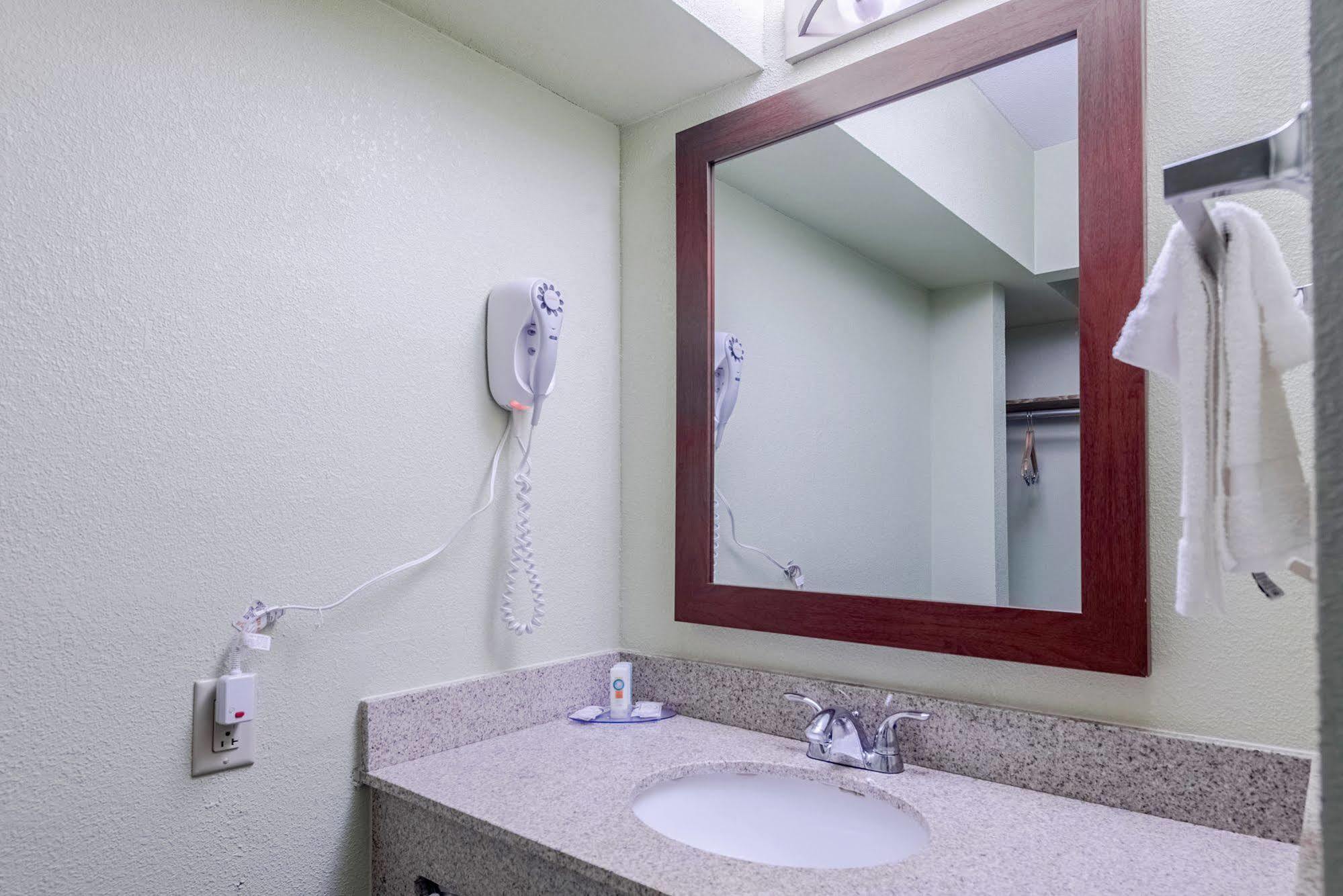 Cardinal Inn & Suites Muncie Dış mekan fotoğraf